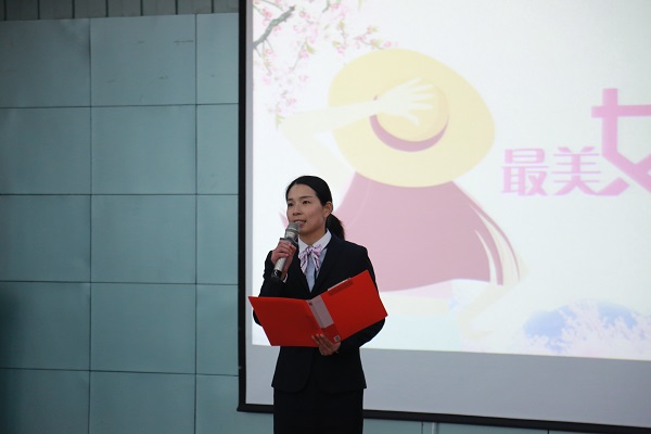 2.徐青老师代表全体女教职工发言.JPG