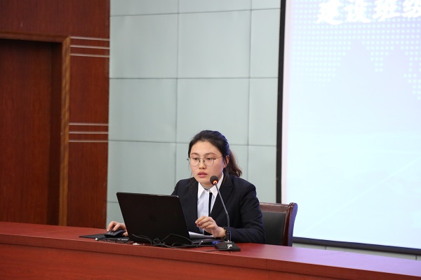 1.初一6班首席导师介绍班级文化建设经验.JPG
