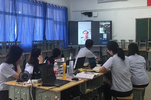 2.02-各学科分别与专家展开线上研讨.jpg