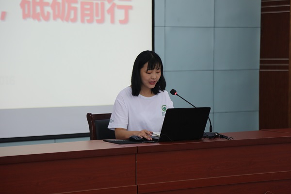 4.01-新教师代表于海凤讲述新教师培训感悟.JPG