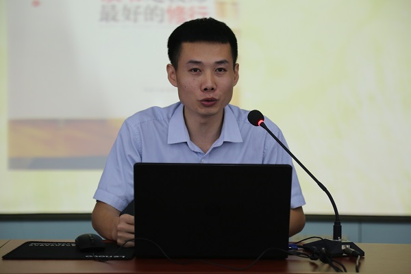 4.02-教师代表分享《读书是教师最好的修行》阅读感受.JPG