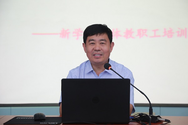 4.06-孙校长指导开启新学年工作.JPG