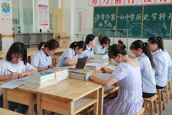 4.08-8月29日，学校各学科组展开学生设计.JPG